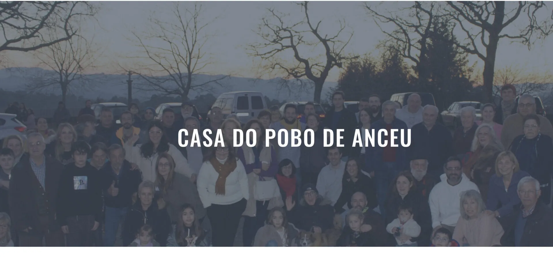 Banner reading “Casa do Pobo de Anceu” over a dimmed photo of a large village crowd at dusk
